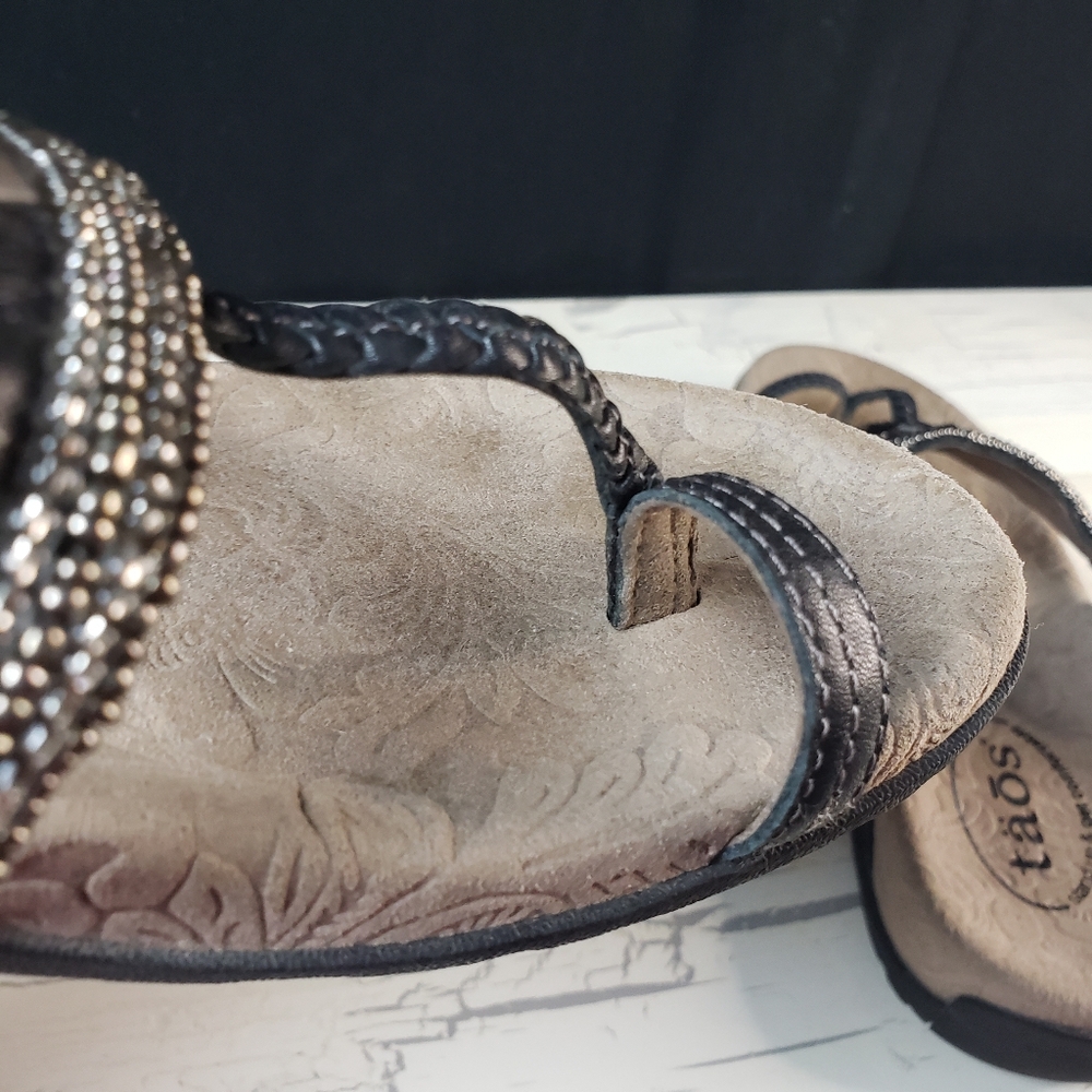 Taos 'Genie' Leather Toe Loop Sandals w/ Metal Studs in Black - Women's size 7 - Picture 9 of 14
